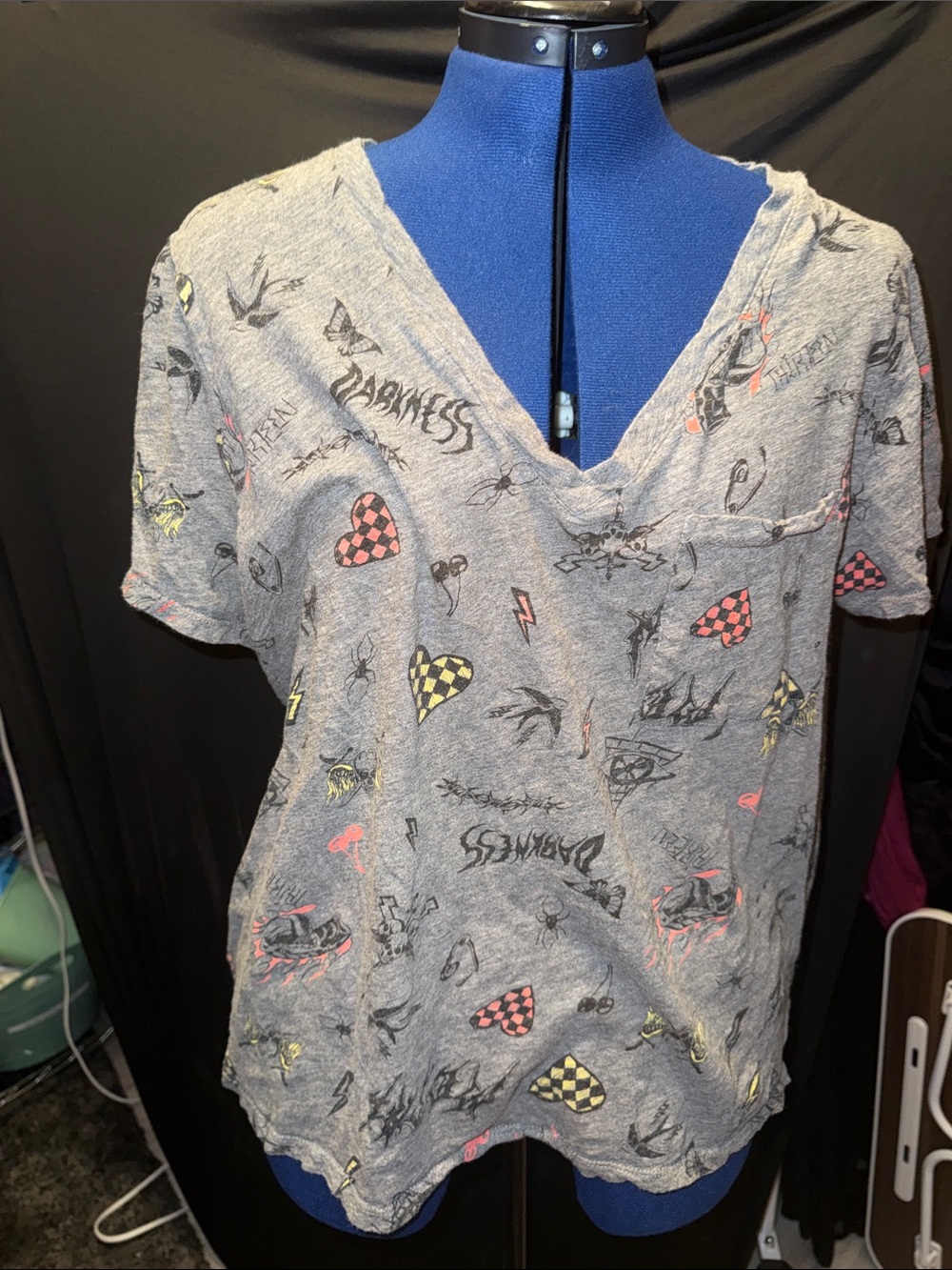 torrid Gray Short Sleeve Graphic V-Neck Tee with Pink & Yellow Accents